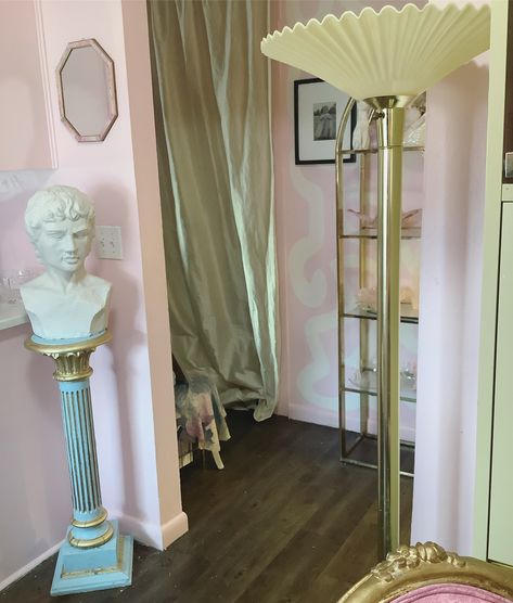 Chic vintage column pedestal vintage french hollywood regency pastel colors mid century modern art deco revival pink walls Maximalist Office, Apt Aesthetic, Mid Century Modern Art Deco, Mid Century Room, Pink Mid Century Modern, Nursery Guest Room, 90s Decor, Deco Pastel, Pastel Colors Art