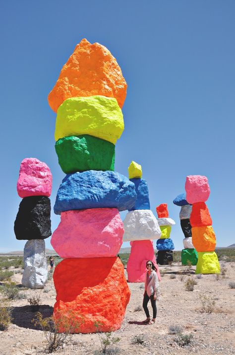 Color Museum, Urban Sculpture, Ugo Rondinone, Seven Magic Mountains, Sculpture Modern, Public Sculpture, Vegas Trip, Installation Design, Art Installation