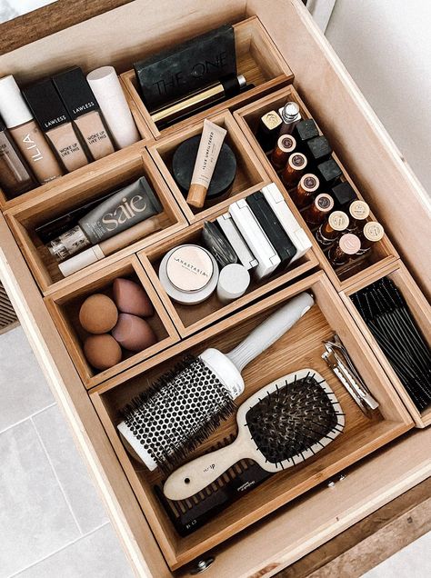 Organiser Son Dressing, Bathroom Drawer Organization, Office Clothing, Makeup Drawer Organization, Bathroom Drawers, Bamboo Bathroom, Small Laundry Room, Creative Storage, Fashion Organization