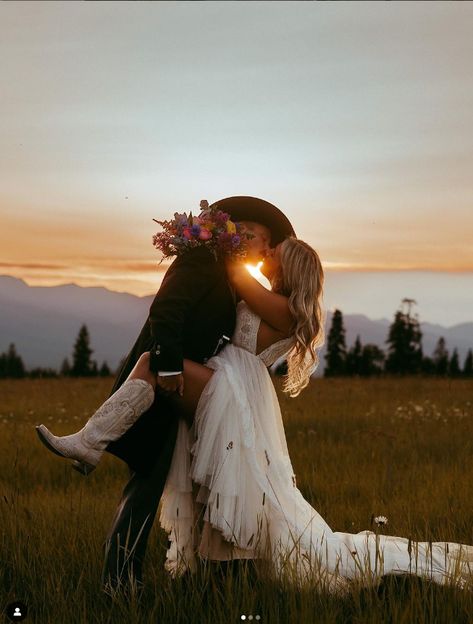 Country Wedding Elopement, Outdoor Wedding Pictures Ideas, Boho Wedding Photo Ideas, Country Wedding Bridal Party, Diy Elopement Ideas, Wedding Photo Ideas Country, Fall Wedding Photos Bride And Groom, Fall Wedding Picture Ideas, Bridal Pictures Ideas