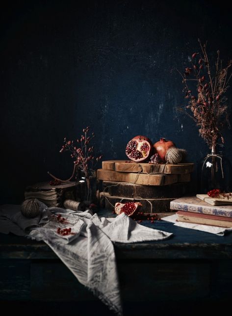 VWArtclub - Still life celebrating Pomegranate Table Decor, Pomegranate Still Life, Christmas Food Photography, Amazing Food Photography, Moody Food Photography, Food Photography Background, Dutch Still Life, Dark Food Photography, Photo Hacks