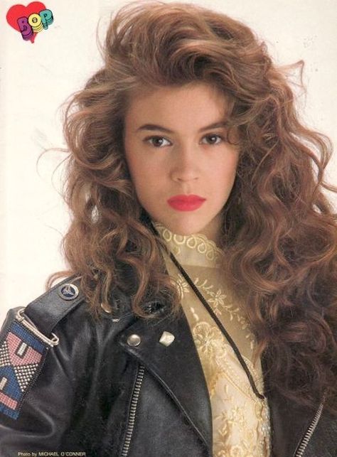 Alyssa Milano: Champion Of '90s Style 1990s Hairstyles, 80s Hair And Makeup, 80 S Hairstyles, 80’s Hair, 80's Hairstyle, 1980s Hair, Look 80s, 90’s Hairstyles, 80s Makeup