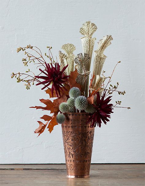 Autumnal Bouquet, Sogetsu Ikebana, Dozen Red Roses, Garden Flower Beds, Vase Large, Silk Flower Arrangements, Metal Vase, Oak Leaves, Dried Floral