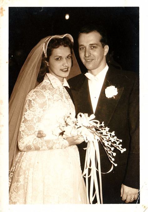 Old Wedding Photos, Old Fashioned Wedding, 1940s Wedding, Bride Vintage, Hollywood Photo, Vintage Brides, Hollywood Wedding, Vintage Wedding Photos, Vintage Weddings