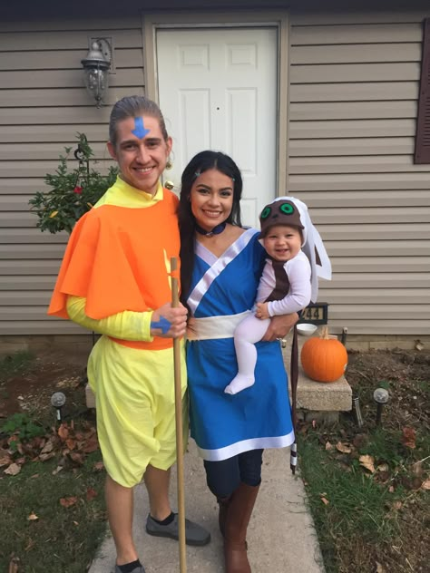 Family Anime Cosplay, Avatar The Last Airbender Trunk Or Treat, Family Anime Costumes, Avatar The Last Airbender Couple Costume, Avatar The Last Airbender Family Costume, Pregnant Characters Halloween Costumes, Family Cosplay Ideas Anime, Anime Family Costumes, Avatar Family Costume