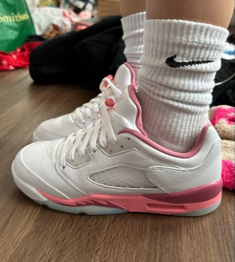 Nike Jordan Pink, Icon Wallpaper Aesthetic, Sneakers Nike Jordan, Jordan Pink, Pink Jordans, Pretty Sneakers, Instagram Icon, Preppy Shoes, Jordan Shoes Girls