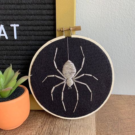 Spider Embroidery, Embroidery Halloween, Etsy Halloween, Diy Embroidery Patterns, Halloween Embroidery, Art Halloween, Sewing Embroidery Designs, Hand Embroidery Art, Embroidery Hoop Art