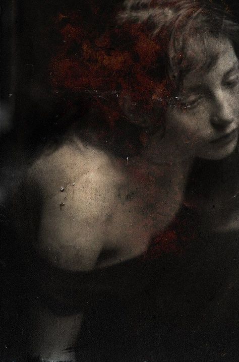 Is this by Sarah Moon?pho Rennaissance Art, Hur Man Målar, Foto Art, Ethereal Art, Classical Art, 인물 사진, Portrait Art, Dark Aesthetic, Dark Art