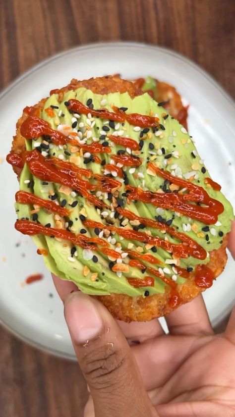 Avacodo Toast Hashbrown, Hashbrown Avocado Toast, Avo Toast, Hashbrown Recipes, Vegan Bacon, Food Inc, High Protein Breakfast, Hash Brown, Hash Browns