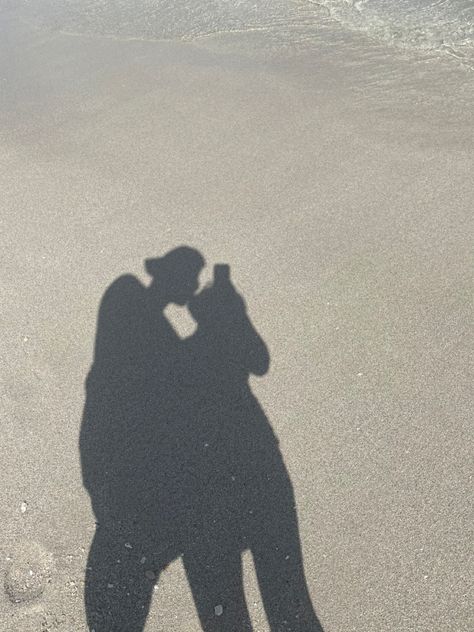 Cute Pics For Private Couples, Couple Poses Shadow, Fake Shadow Couple Pictures, Secret Couples Photo Aesthetic, Shadow Couple Pictures, Private But Not A Secret Couple Poses Beach, Shadow Pictures Couple, Beach Photo Ideas For Couples Selfies, Bf Gf Shadow Pics