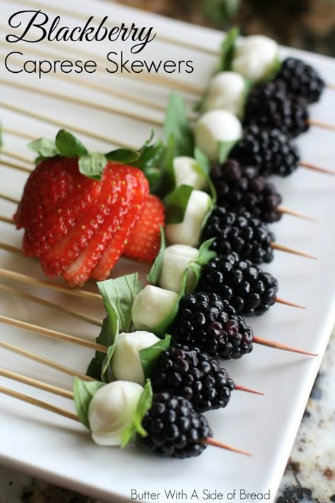 Caprese Appetizer, Caprese Skewers, Classic Appetizers, Fruit Skewers, Finger Food Appetizers, Snacks Für Party, On A Stick, Party Food Appetizers, Small Bites