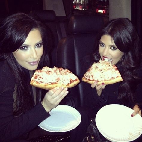 People Eating Pizza, Weird Pizza, Pizza Date, Dash Dolls, Kardashian Show, Kim And Kourtney, New York Pizza, Eating Pizza, Celebrity Fashion Looks