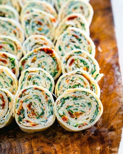 Pinwheel Appetizers, Tortilla Rolls, Roll Ups Tortilla, Pinwheel Recipes, Couple Cooking, Vegetarian Cookbook, Finger Foods Easy, Appetizers Easy Finger Food, Tailgate Food