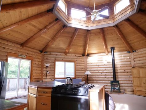 Unique Octagon Log Cabin - Cabins for Rent in Nehalem Tree House Playground, Hexagon House, Yurt Home, Unusual House, Octagon House, House Bedroom Ideas, Small Bungalow, Small House Interior, Dome Home