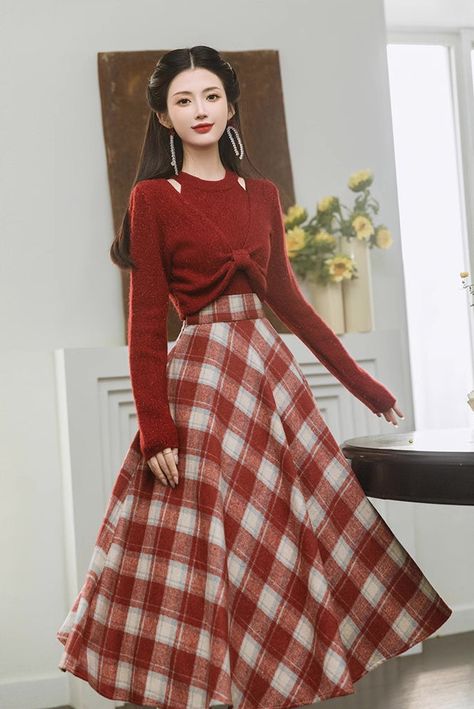 Midi circle skirt in a heavy-weight plaid fabric, with a button and concealed side zipper closure. S: 25" waist, 30" lengthM: 26.5" waist, 30" lengthL: 28" waist, 30.5" lengthXL: 29.5" waist, 30.5" length Long Skirts Winter Outfit, Midi Skirt Winter Outfit, Long Circle Skirt, Circle Skirt Outfits, 50s Skirt, Beach Outfit For Women, Midi Circle Skirt, Plaid Skirt Outfit, Plaid Midi Skirt