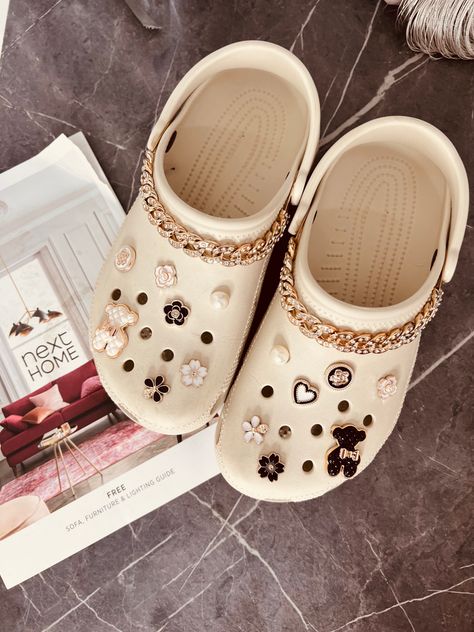 Bone Color Crocs With Charms, Crocs Charms Aesthetic, Beige Crocs, Aesthetic Crocs, Jibbitz Ideas, Crocs Aesthetic, Crocs With Charms, Bling Crocs, Crocs Outfit