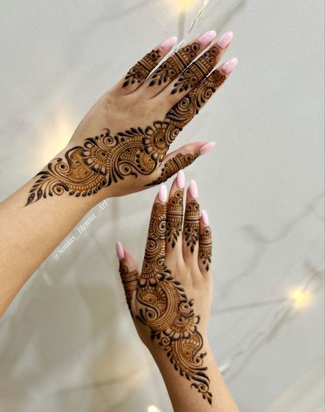 Simple floral mehndi deisgn by sonia’s Henna art #diwalihenna #eidhenna #eidmehbdi #sangeetnight #partyhenna #partydesign #hennanight Single Line Mehendi Designs, Party Mehendi Designs, Henna Simple Designs, Floral Mehndi, Party Henna, Beautiful Mehndi Designs, Heena Design, Eid Henna, Henna Inspo