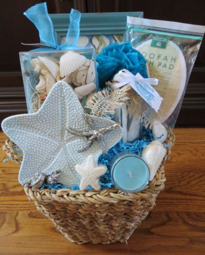 Themed Gift Basket Ideas, Diy Spa Gifts Baskets, Women Gift Baskets, Arts And Crafts Box, Kit Spa, Summer Arts And Crafts, Arts And Crafts Interiors, Spa Basket, Hamper Ideas