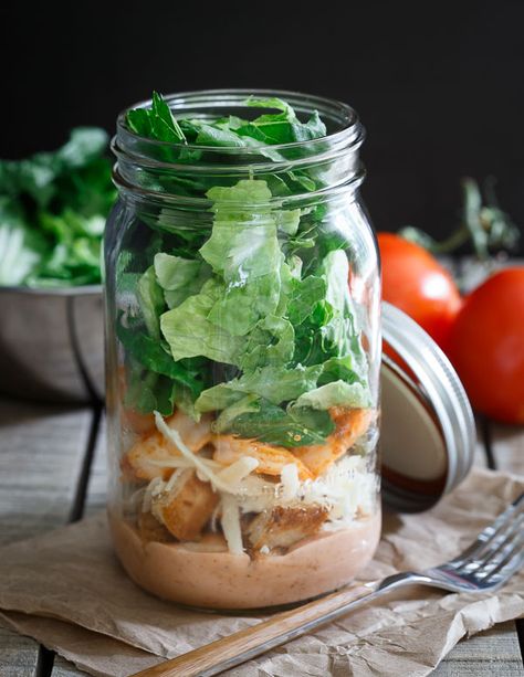 This sriracha shrimp Caesar mason jar salad looks amazing! Shrimp Caesar Salad, Salad And Dressing, Salad Coleslaw, Sriracha Shrimp, Mason Jar Lunch, Salad Jar Recipe, Mason Jar Salad Recipes, Caesar Salad Recipe, Mason Jar Salad