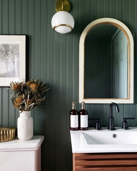 Ideas For A Small Bathroom, Dark Green Bathrooms, Bold Bathroom, Dark Bathrooms, Cabin Bathrooms, Bathroom Paint Colors, Hall Bathroom, Upstairs Bathrooms, Green Bathroom