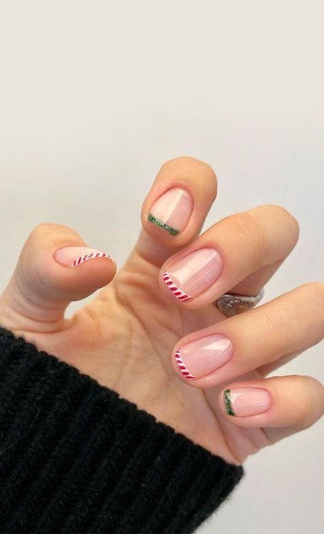 Pink Green Red Christmas Nails, Simple Christmas Nails Short French Tip, Short Christmas Nails Pink, Christmas Gel Nails Short Simple, Xmas French Tip Nails, Christmas French Tip Nails Red And Green, Green French Tip Nails Short, Christmas Nails Tips, Christmas Nails Gel Short Simple