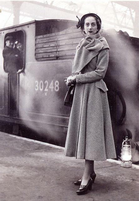 1949 - fashion for travel - london late 40s to early 50s coat long jacket scarf princess vintage fashion style shoes hat purse train Hardy Amies, Fashion 1940s, Lee Miller, Design Moda, 40s Fashion, Retro Mode, Over 50 Womens Fashion, 1940s Fashion, Moda Vintage