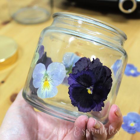 Pressed Flower Candles, Candles Wine, Diy Candles With Flowers, Pressed Flower Wall, Dried Flower Candles, Decorated Candles, Pressed Flowers Diy, Candle Projects, Pressed Flower Crafts