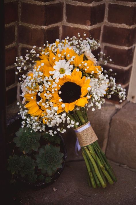 Wedding Bouquet Sunflowers, Wedding Bouquets Roses, Sunflower Wedding Decorations, Rustic Sunflower Wedding, Fall Wedding Photography, Sunflower Wedding Bouquet, Sunflower Themed Wedding, Boquette Flowers, Sunflower Bouquets