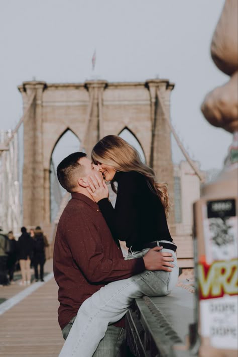 Couple Brooklyn Bridge, Tower Bridge Couple Photo, Brooklyn Bridge Picture Ideas Couple, Brooklyn Bridge Couple Photoshoot, Ny Couple Pictures, Couple Nyc Pictures, Brooklyn Couple Photoshoot, Brooklyn Bridge Couple Pictures, New York Photo Ideas Couple