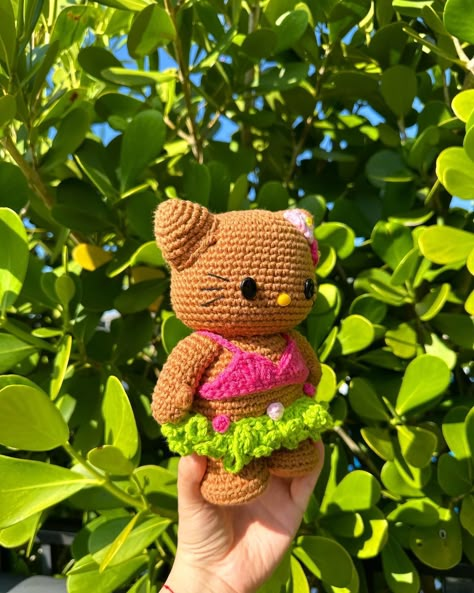 🌺 Hello Kitty Hawaiian! 🌺 Available at our Etsy! 🦋 Made to order 🌸 #hellokitty #hellokittycore #hellokittyhawaii #hellokittyhawaiian #hellokittytan #brownhellokitty #hellokittyaddict #hellokittylover #crochet #crochetaddict #crochetlove #crochetersofinstagram #crochetinspiration #crocheted #hellokittycrochet #sanriocrochet #crochethellokitty #hawaii #hawaiian #sanriohawaii Hawaiian Hello Kitty Crochet, Hawaiian Hello Kitty, Tan Hello Kitty, Crochet Hello Kitty, Hello Kitty Crochet, Crochet Plushies, Crochet Animals Free Patterns, Crochet Things, Fun Crochet