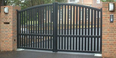 Wooden Gate Designs, Beautiful Driveways, Gate Driveway, Metal Driveway Gates, Farm Gates, Tor Design, Backyard Gates, Gates Driveway, Estate Gates