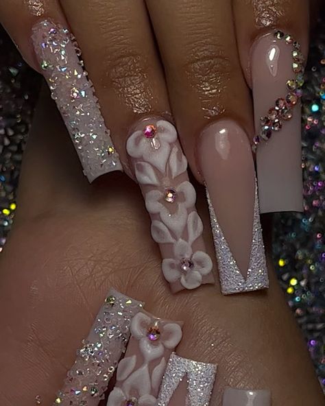 💎𝐿𝑉 𝑁𝑎𝑖𝑙 𝑇𝑒𝑐ℎ 💎 on Instagram: “Grad set 🤍✨ swipe to see full set >> #nailsdesign #naildesign #nailsart #nailart #nailinspo #nailinstagram #nailswag #graduation…” Graduation Cap Designs Nail Tech, Graduation Nail Set, Nail Tech Graduation Cap, 23rd Birthday Nails, Graduation Nails Almond, Nails Ideas Graduation, Full Bling Nails, May Nail Designs, Graduation Nails Acrylic