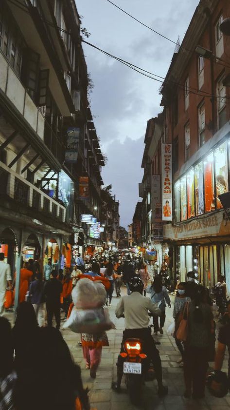 Aesthetic Crowd Of People, Crowd Of People Aesthetic, Crowded City Aesthetic, Crowded Street Aesthetic, Crowded City Illustration, Big City Aesthetic Daytime, Crowded Street, Large Crowd, Bustling City