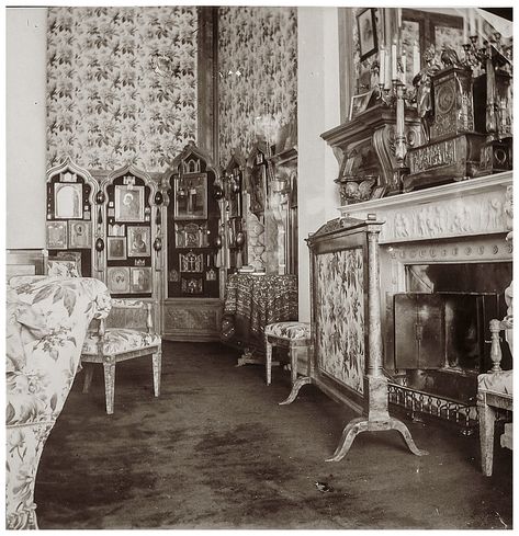 Victorian Bedroom Vintage, 1910s House Interior, Victorian Drawing Room, Antebellum Architecture, Paris Interiors, Victorian Sofa, Historical Homes, Victorian Parlor, Louisiana Homes