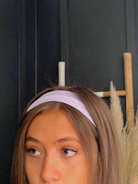 Band Hairstyles Headbands, Aesthetic 90s Hairstyles, Headband Aesthetic 90s, Hair Band Hairstyles Headbands, White Headband Hairstyles, 90s Hairband, Hair With Hairband, Hair Band Aesthetic, Hairstyles For Headbands