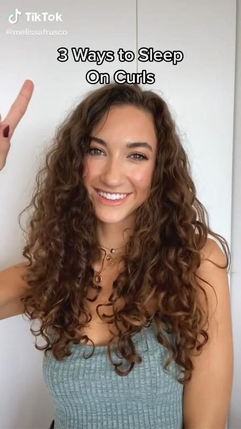 how to sleep on curly hair! #haarpflege-tipps Wavy Hair Care, Curly Hair Care Routine, Curly Hair Videos, How To Sleep, Hair Tips Video, Curly Hair Styles Easy, Hairdos For Curly Hair, Long Hai, Curly Hair Inspiration