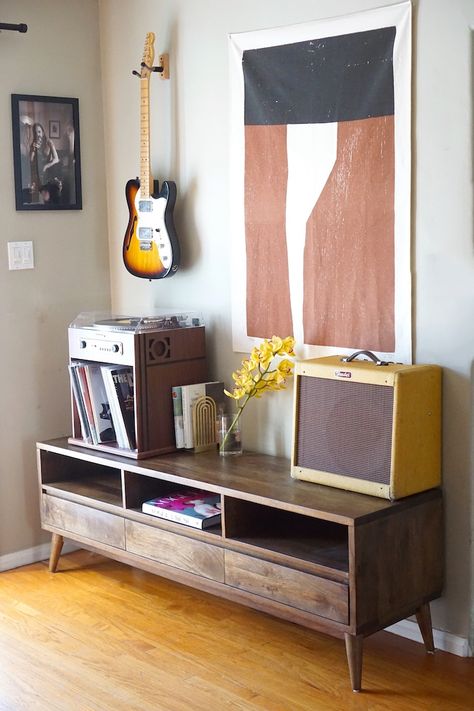 Tiny Office Space, Her Home Office, Refresh Home, Bedroom Inspiration Cozy, Vinyl Shelf, Home Music Rooms, Music Corner, Tiny Office, Hangout Room