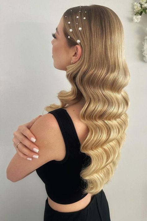 sleek front hollywood waves Waves Wedding Hairstyles, Hollywood Waves Wedding, Debs Hairstyles, Bridal Waves, Bridal Hair Down, Winter Wedding Hair, Bridal Hair Veil, Glam Waves, Sleek Hair