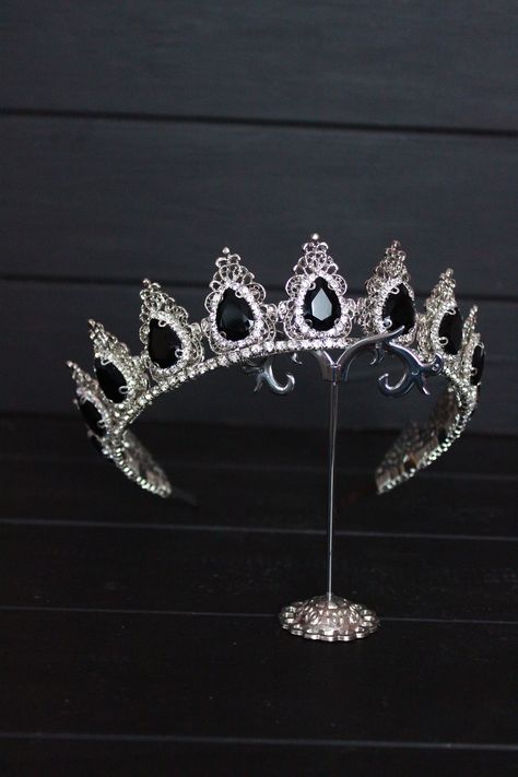 Feel like a princess on your special day with our dazzling Crystal tiara crown! This tiara is a stunning accessory for any hair style. You will be the center of attention and enthusiastic views.  Height in the middle: 4 cm ( 1.5 in) The basis of the crown is metal. I will be glad if in your joyful day there is an ornament made by me. Black And Silver Crown, Black Quinceanera Theme, Black Crowns, Glittery Jewelry, Tiara Black, Walburga Black, Crowns And Tiaras, Fairy Headpiece, Bohemian Headpiece