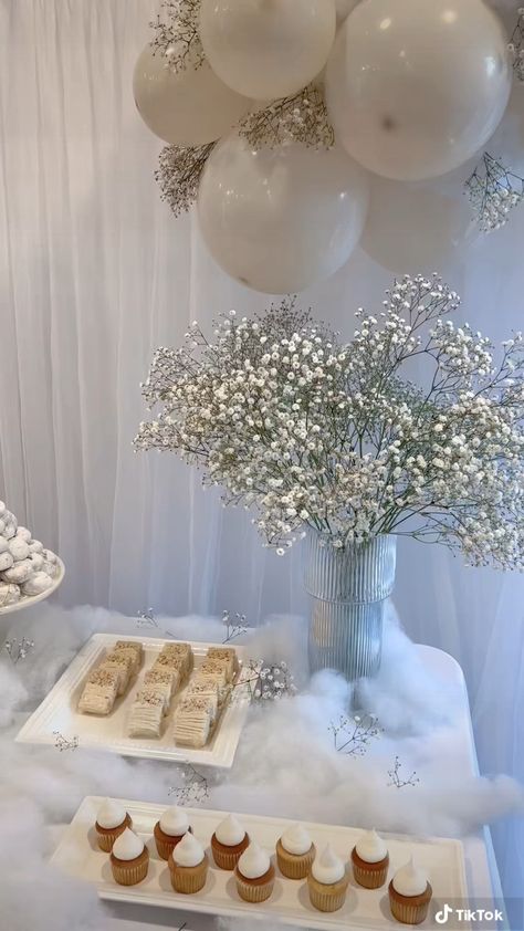 Outdoor Wedding Diy, Cloud Baby Shower Theme, Cloud Party, White Artificial Flowers, Winter Baby Shower Themes, Candy Land Christmas Outdoor, Indoor Outdoor Wedding, Idee Babyshower, Winter Wonderland Baby Shower