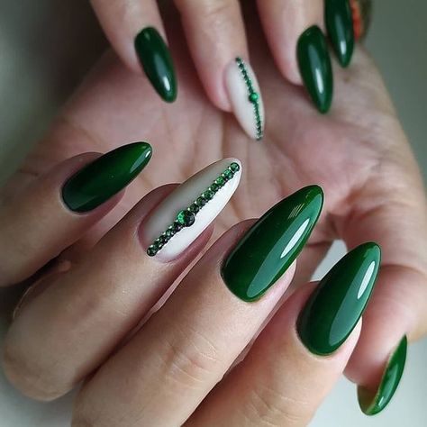 Green Fall Nails 2024: Ideas and Designs for Almond, Coffin and Square Shapes with Matte, Acrylic and Glossy Finishes Trendy Nail Polish, St Patricks Day Nails, Manicure Nail Designs, Green Nail Designs, Different Nail Designs, Nail Design Inspiration, Her Nails, New Nail Art, Nails 2024