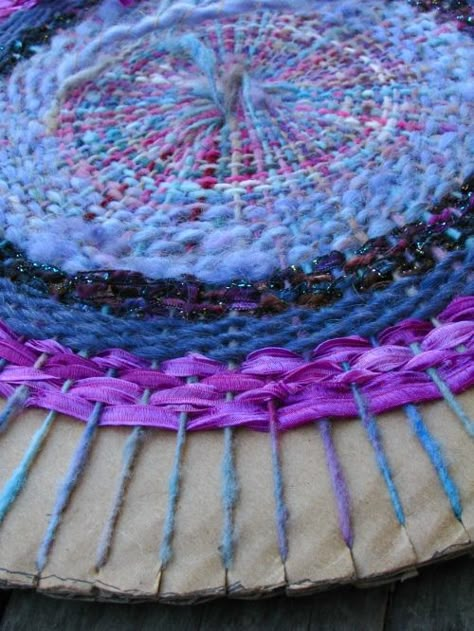 Circular Weaving from: http://beesybeefiber.wordpress.com/2009/09/19/more-on-circular-weaving/ Weaving Placemats, Circle Weaving, Circular Weaving, Diy Weaving, Diy Craft Tutorials, Rag Rugs, Weaving Projects, Loom Weaving, Loom Knitting