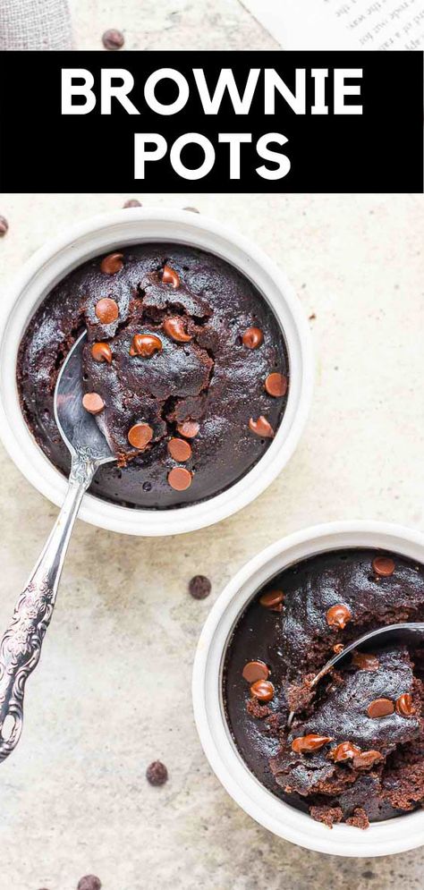 Two ramekin brownie pots made in the microwave with chocolate chips on top. Ramekin Brownie, Microwave Lemon Curd, Ramekin Recipe, Emergency Chocolate, Microwave Brownie, Microwave Dessert, Small Batch Baking, Easy Chocolate Desserts, Lemon Curd Recipe