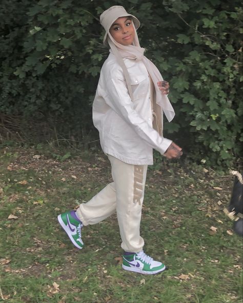 Jogger Outfit Ideas, Hijabi Wardrobe, Modest Street Style, Hijabi Streetwear, Modest Street Fashion, Jogger Outfit, Baggy Joggers, Hijabista Fashion, Hijabi Fits