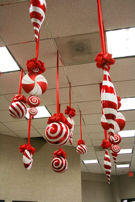 Use different size balloons, toilet paper rolls and wrap in stripped papers and hang with ribbons Santa's Grotto, Christmas Ceiling Decorations, Large Christmas Ornaments, Winter Wreath Diy, November Crafts, 13 November, Christmas Dance, Christmas Village Display, Office Cubicle