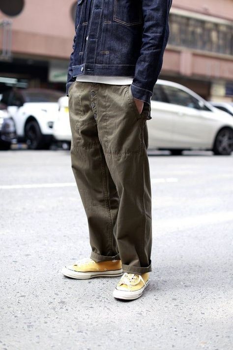 Man Trousers, Army Pants, Mens Fashion Edgy, Thrifted Outfits, Grunge Look, Mens Fashion Fall, Yellow Shoes, Workwear Fashion, Men Street