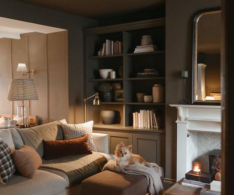 Cosy Masculine Living Room, Corner Condo Living Room, Living Room Cottage Modern, Cosy Cottage Aesthetic, Pottery Studio Living Room, Cosy Cottage Decor, Toby's Home, Living Room Cottage Decor, Cottage Home Living Room