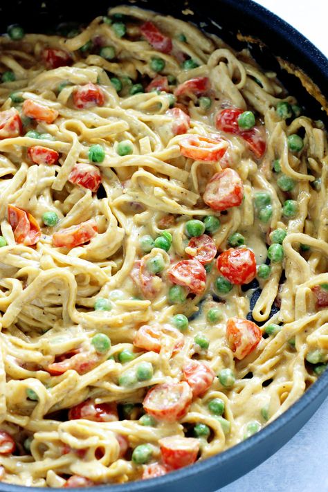 Alfredo With Peas, Tomato Alfredo Sauce, Vegetarian Alternatives, Vegan Fettuccine, Vegan Fettuccine Alfredo, Chicken Food Recipes, Pasta Food Recipes, Pastas Recipes, Pasta Recipes Alfredo