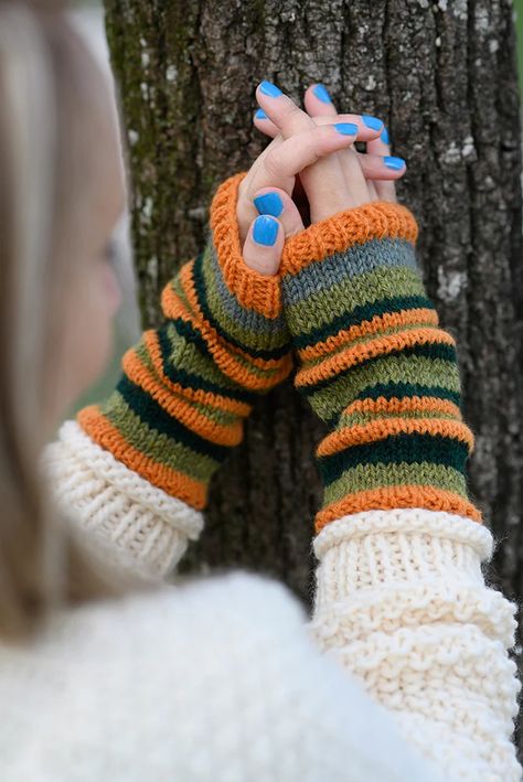 Coraline Knitting Pattern, Coraline Gloves Knitting Pattern, Coraline Gloves Pattern, Coraline Inspired Crochet, Coraline Knitting, Coraline Gloves Crochet Pattern, Coraline Crochet Ideas, Crochet From Movies, Coraline Sweater Crochet