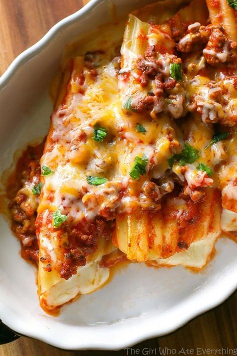 String Cheese Manicotti - Easy to stuff manicotti by using string cheese. Weeknight meals don't get easier than this. #string #cheese #manicotti Lasagna Shells, Easy Manicotti Recipe, Cheese Manicotti, Manicotti Recipe, Resepi Biskut, The Girl Who Ate Everything, String Cheese, Pasta Dinners, Fettuccine Alfredo